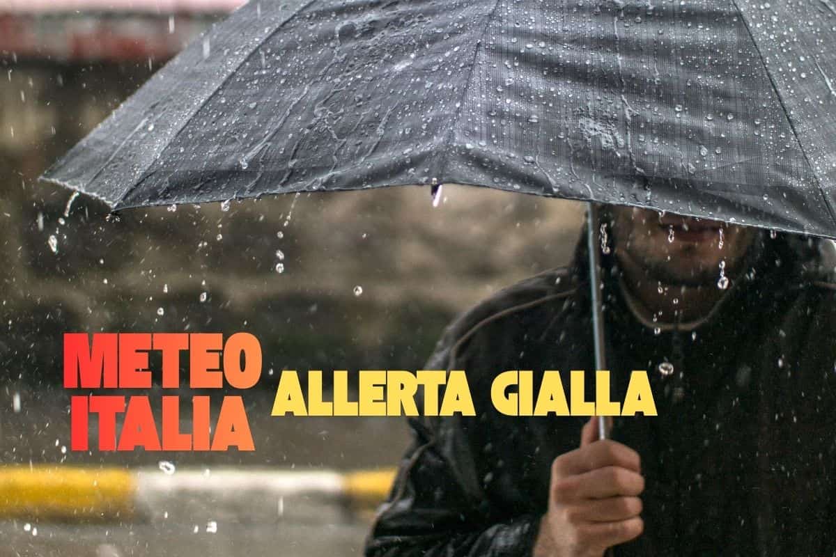 uomo con ombrello sotto la pioggia con scritta meteo italia allerta gialla