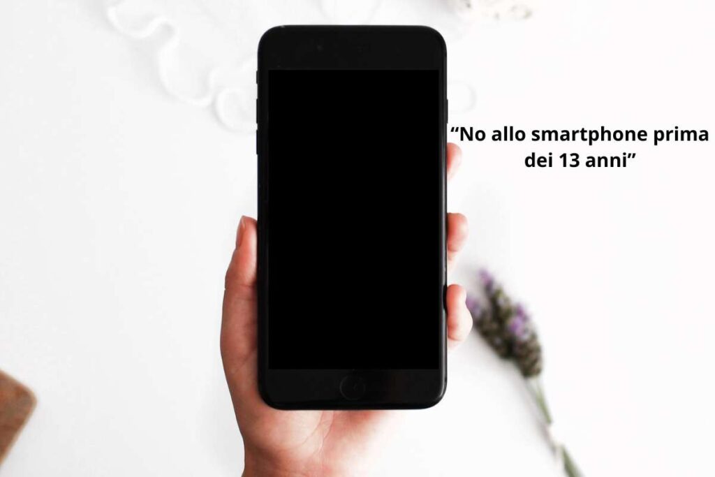 No allo smartphone prima dei 13 anni