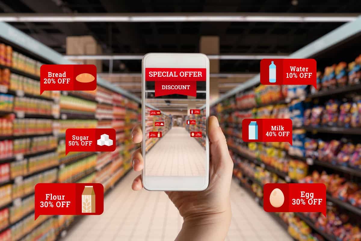 smartphone che inquadra corsia supermercato e offerte alimenti
