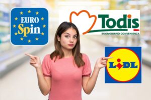 corsia supermercato con donna dubbiosa e loghi eurospin, todis e lidl
