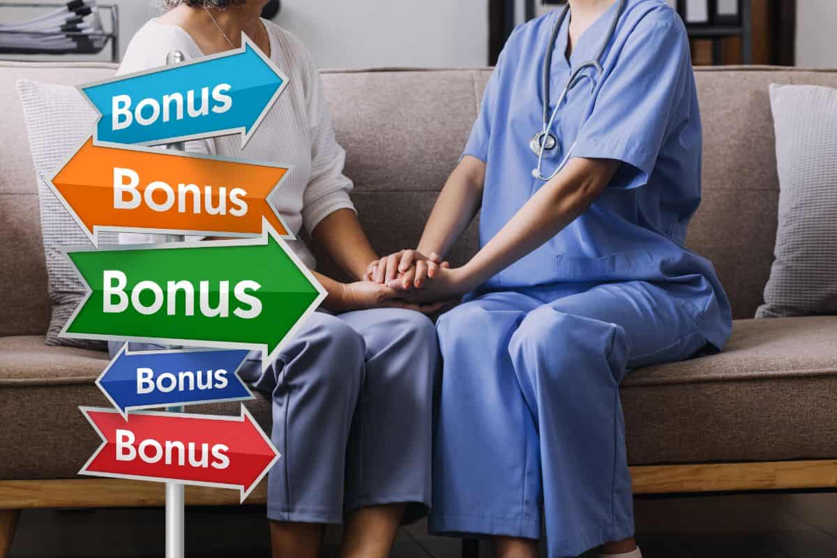donna anziana sul divano con assistente sanitaria e cartelli con scritta bonus