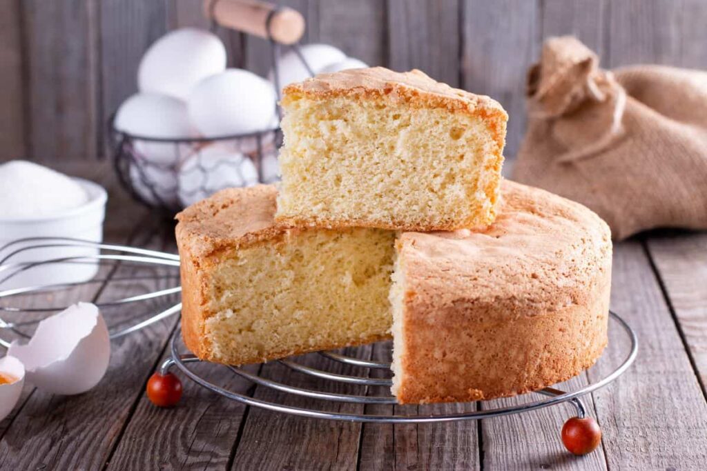 ciambellone su alzatina dolci