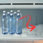 congelatore con bottigliette d'acqua e freccia rossa che ne indica la posizione