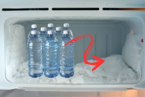 congelatore con bottigliette d'acqua e freccia rossa che ne indica la posizione