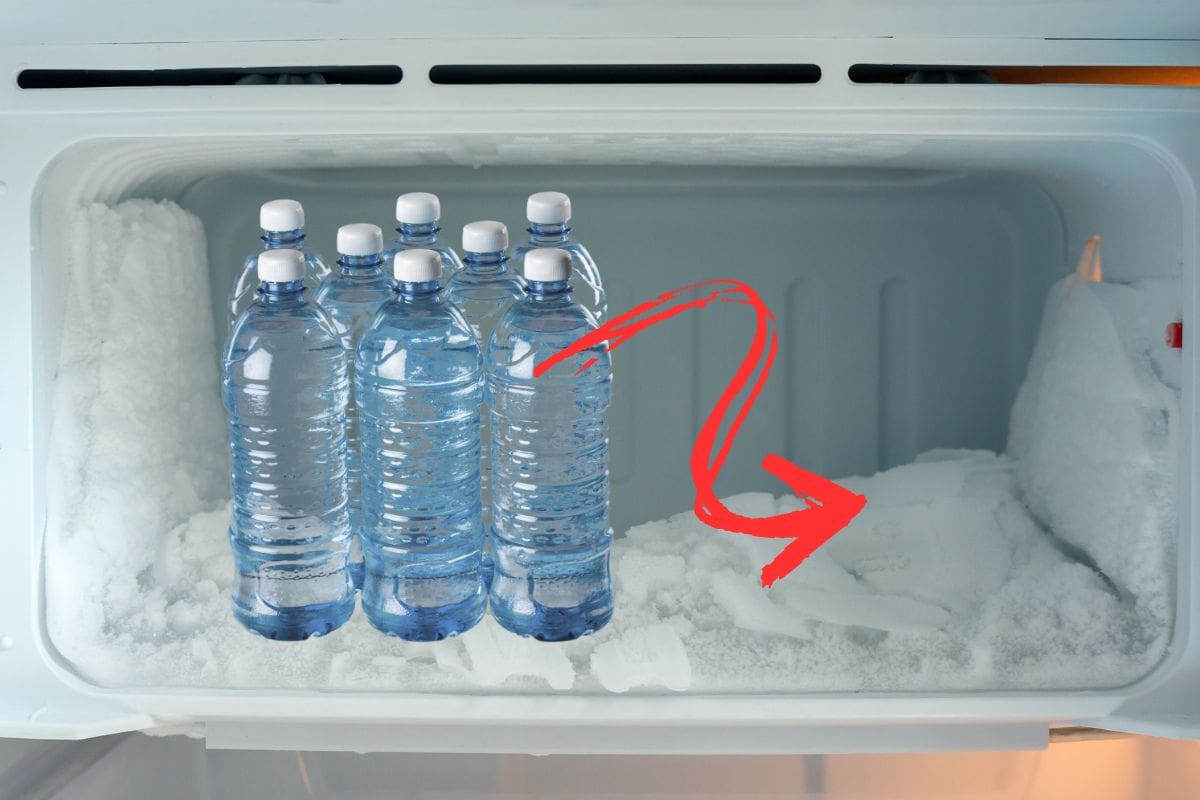 congelatore con bottigliette d'acqua e freccia rossa che ne indica la posizione