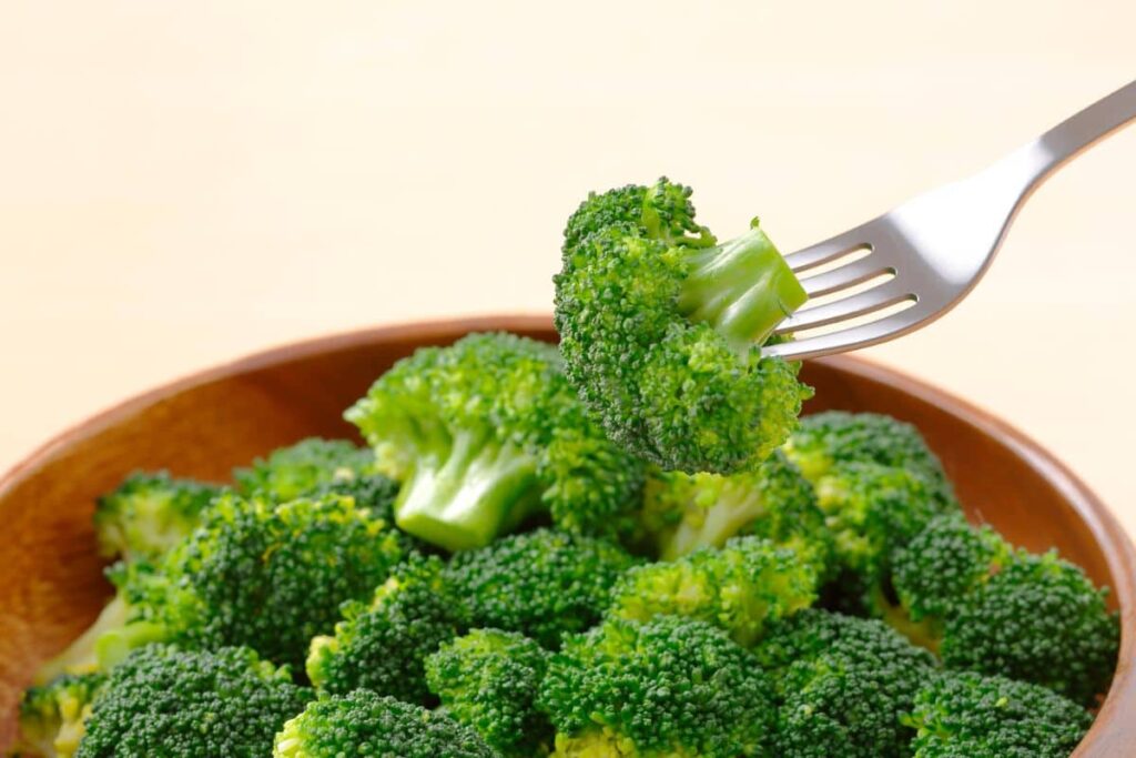ciotola con broccoli e forchetta che ne prende uno