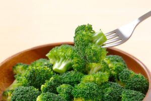 ciotola con broccoli e forchetta che ne prende uno