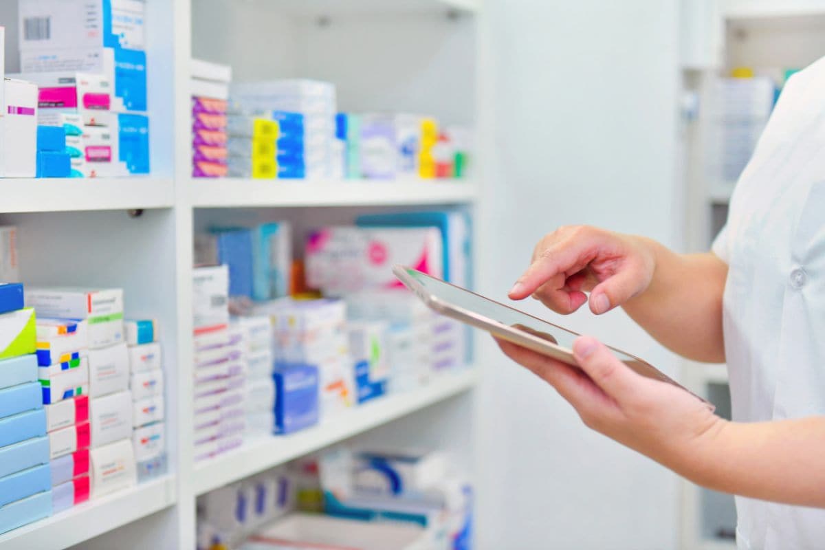 farmacista che controlla farmaci nel punto vendita