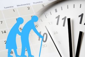 calendario con orologio e sagoma persone anziane