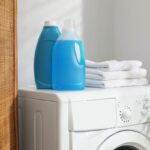 lavatrice con sopra detersivi senza etichetta e dal colore blu