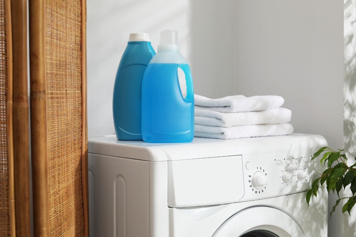 lavatrice con sopra detersivi senza etichetta e dal colore blu