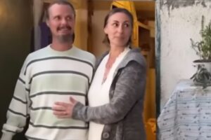 foto moglie e marito famiglia nel bosco