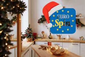 cucina addobbata natalizia con logo eurospin con cappello babbo natale