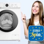 Una donna indica la lavatrice in offerta su sito Eurospin