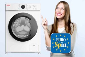 Una donna indica la lavatrice in offerta su sito Eurospin