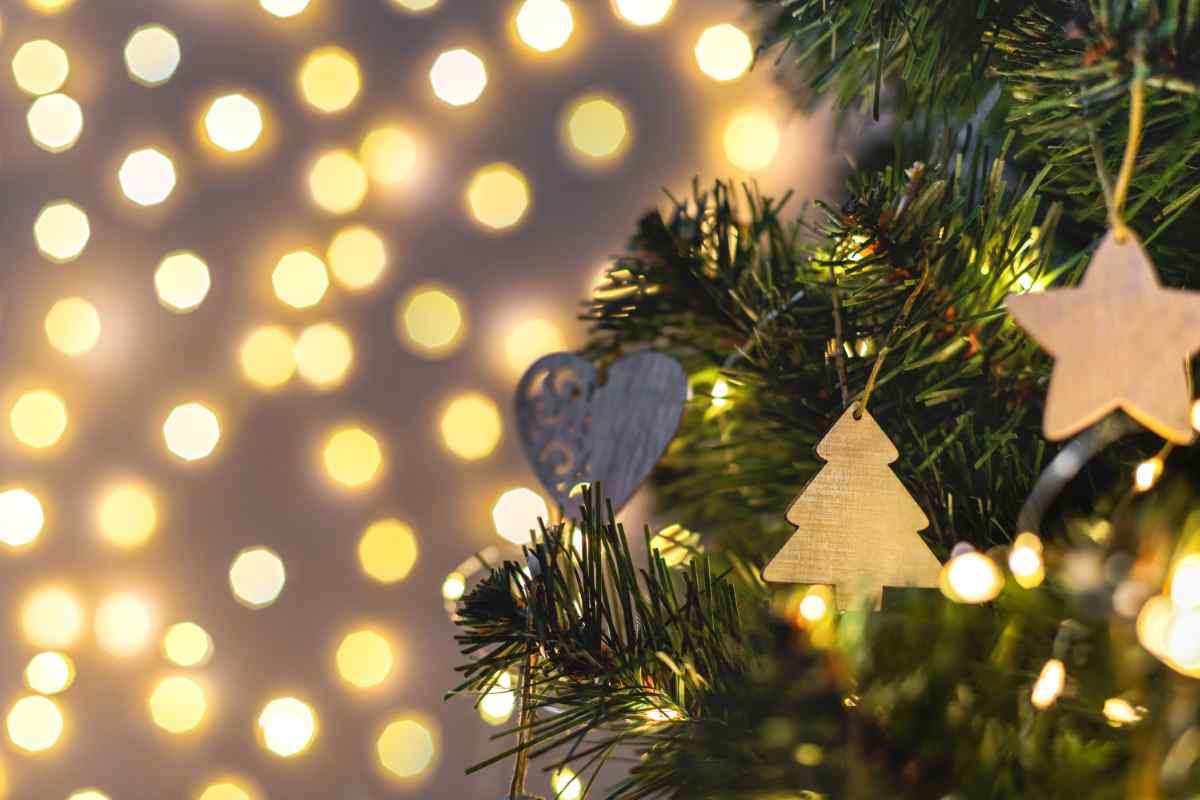 foto ravvicinata di albero di natale e lucine