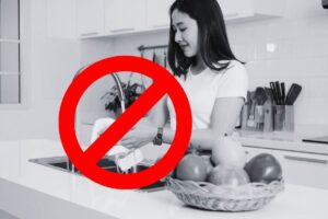 donna lava dei cibi segnale divieto