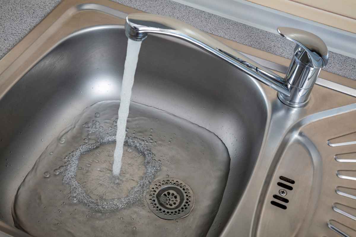 lavandino con acqua che scorre