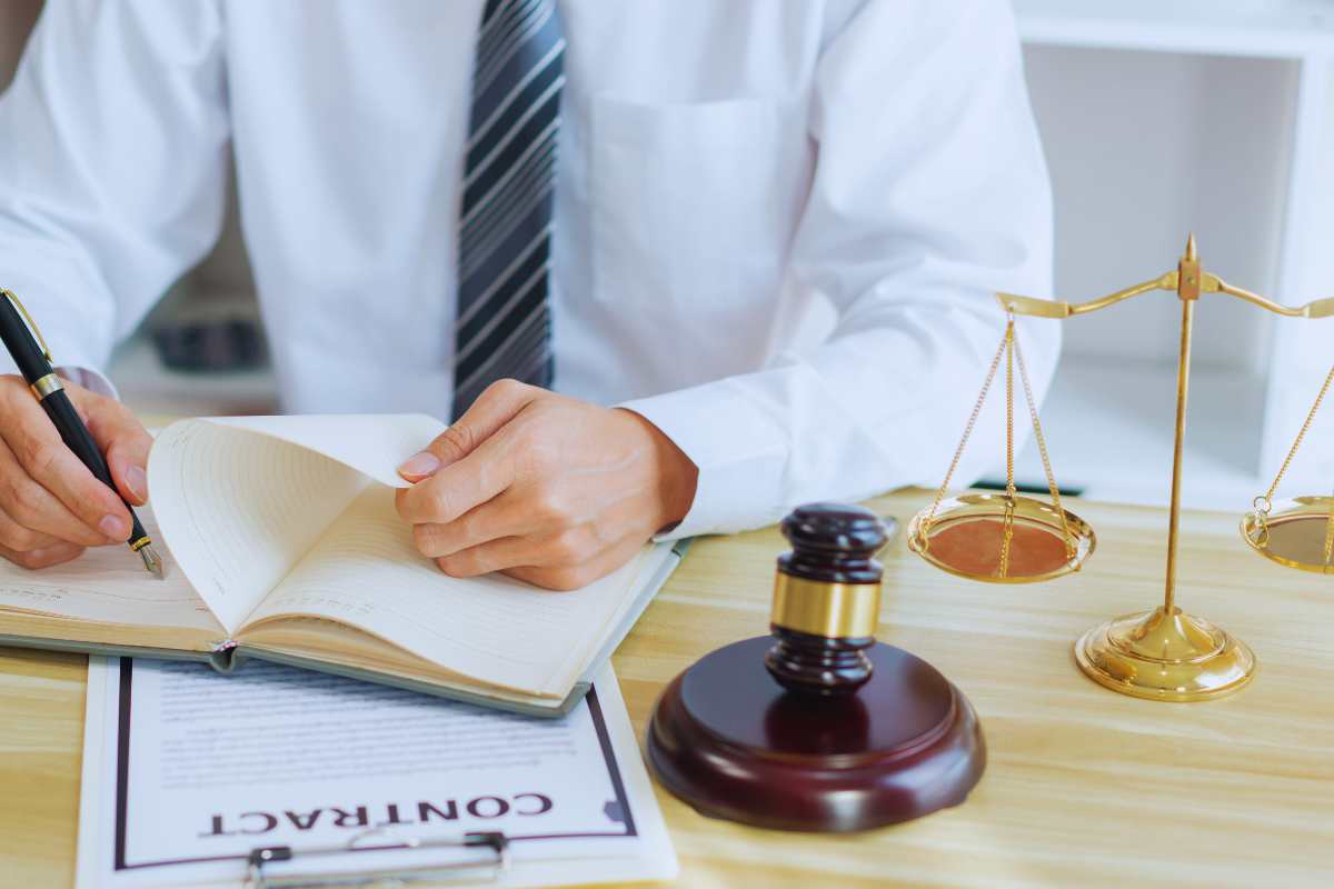 legale contratto martelletto bilancia