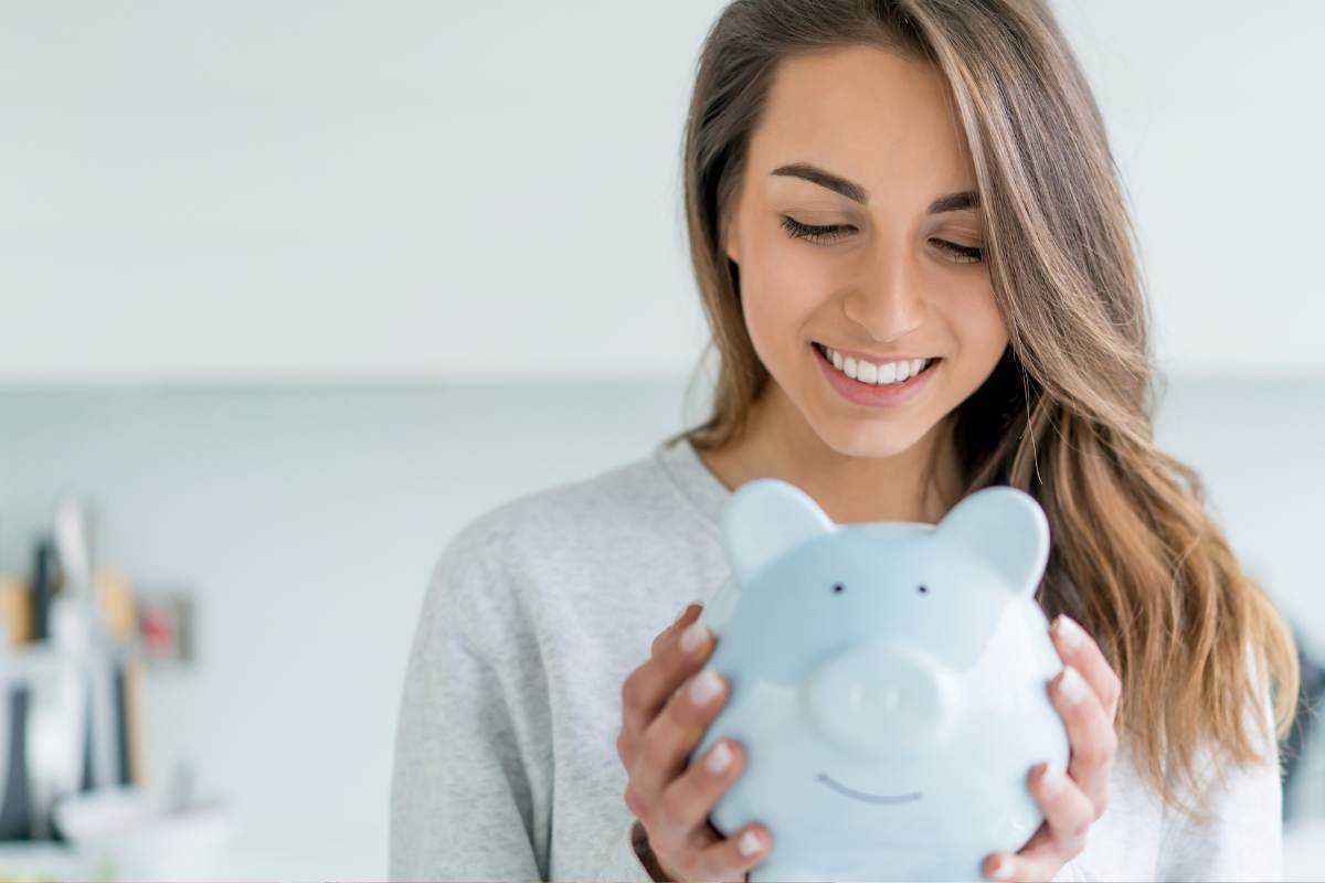 ragazza con salvadanaio in mano