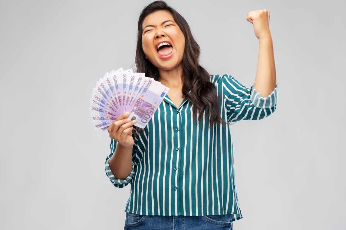 donna felice con soldi in mano