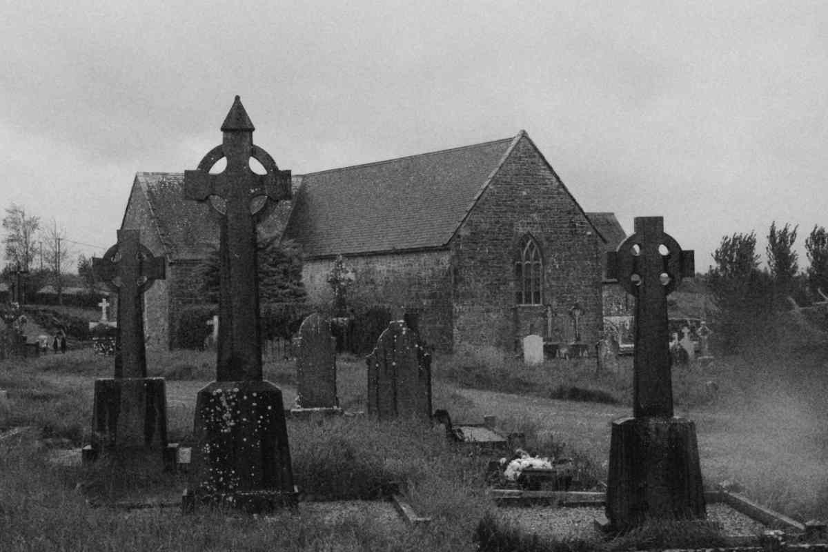 cimitero cupo e grigio