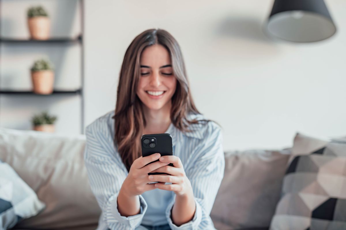 ragazza usa smartphone