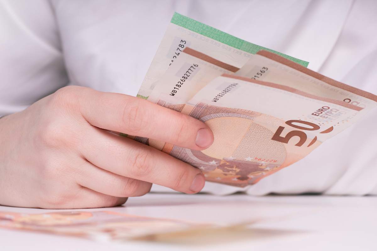 mano soldi in contanti
