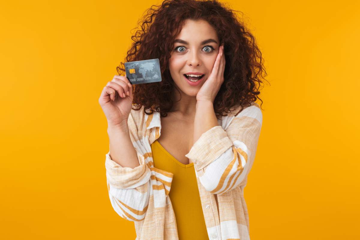 donna con carta in mano