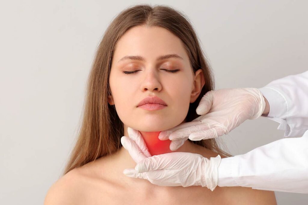 dottore visita ragazza tirode