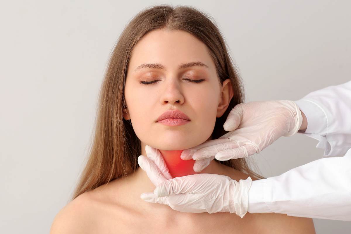 dottore visita ragazza tirode