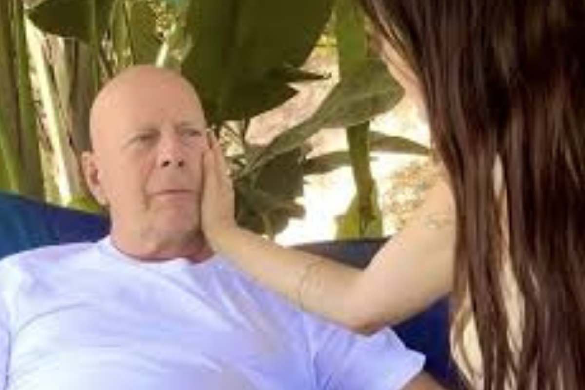 bruce willis con la figlia che lo accarezza