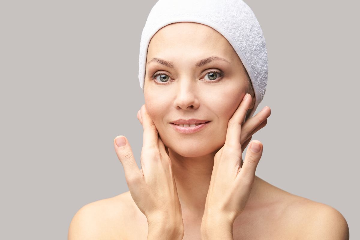 donna con mani su viso