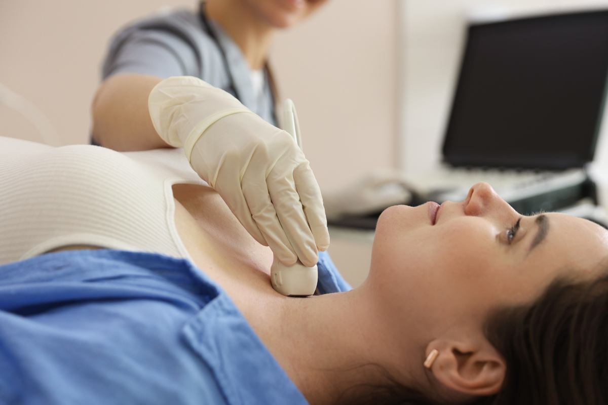 dottoressa esegue ecografia tiroide