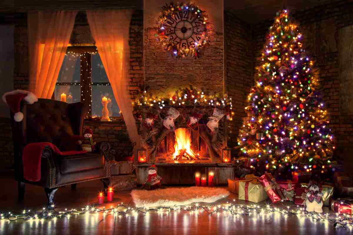 salotto natalizio con camino acceso