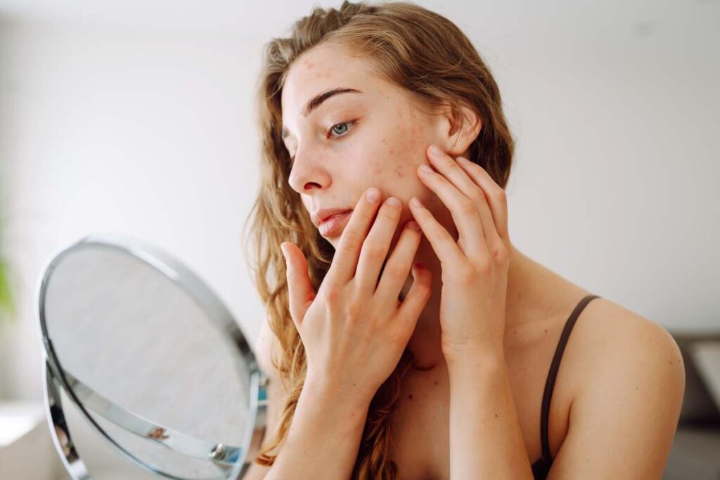 ragazza controlla il viso