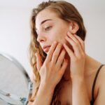 ragazza controlla il viso