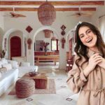 donna felice interno casa pulita