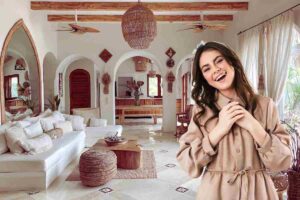 donna felice interno casa pulita