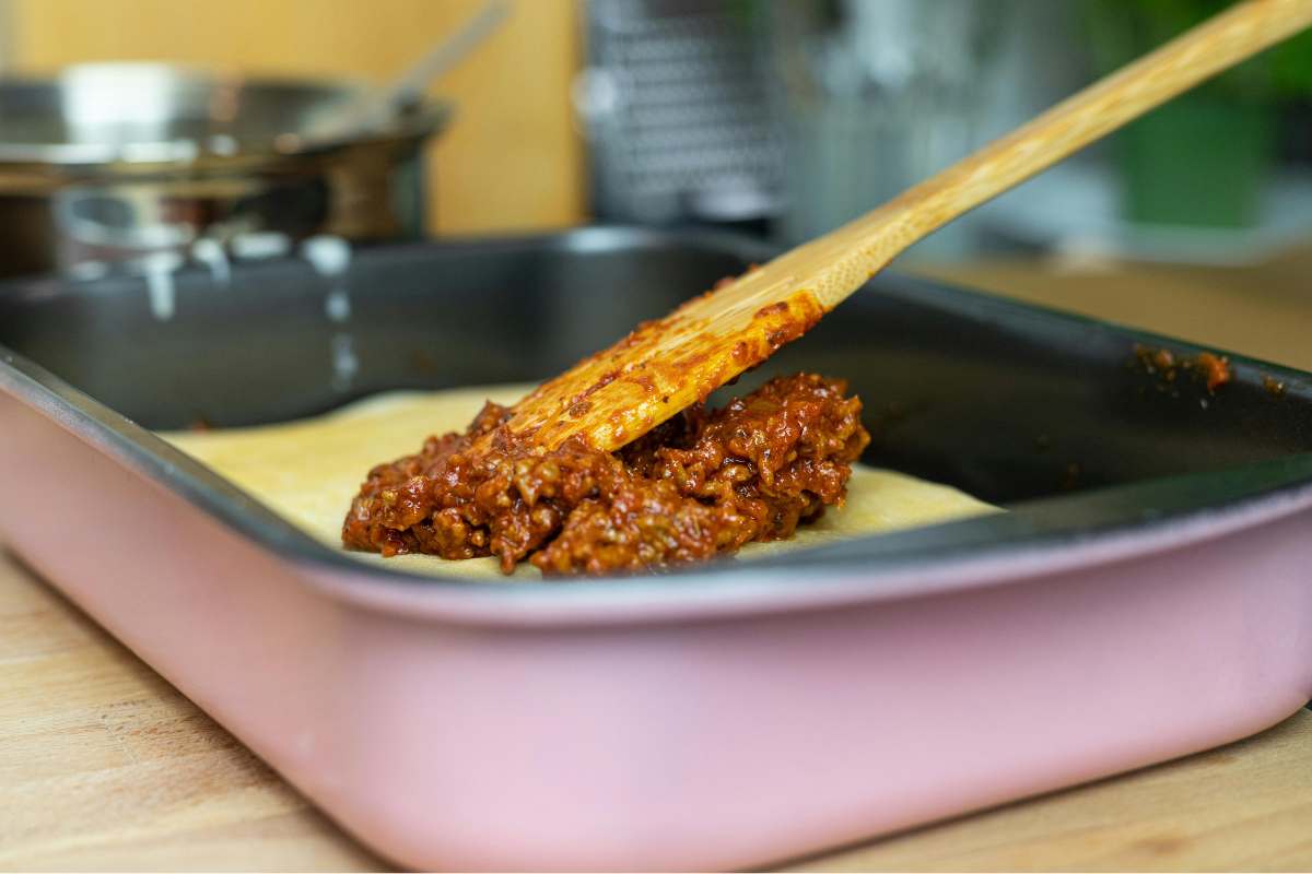 mettere sugo sulle lasagne