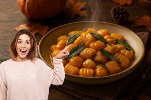 piatto fumante di gnocchi di zucca e donna che indica