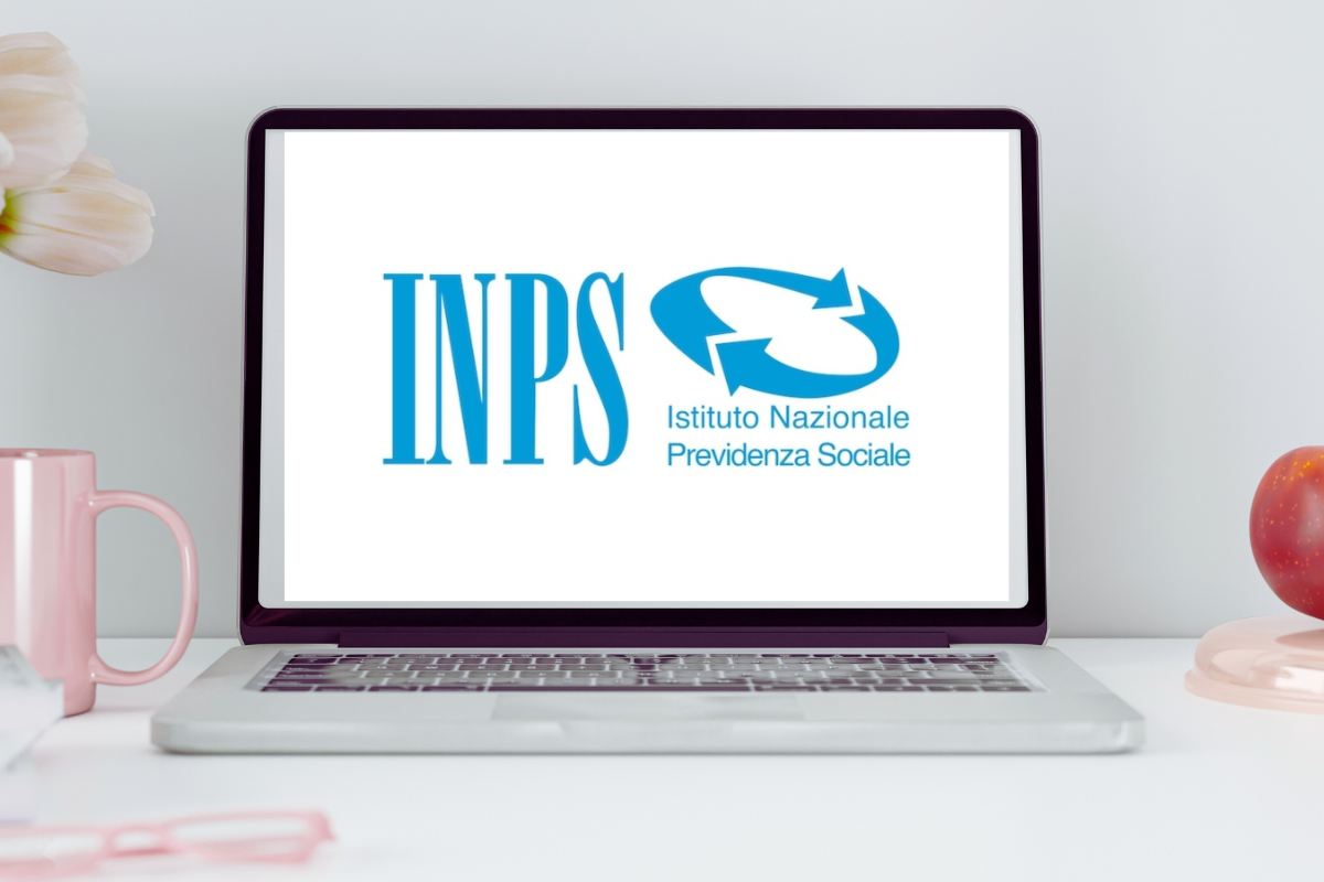 pc portatile su tavolo e logo inps