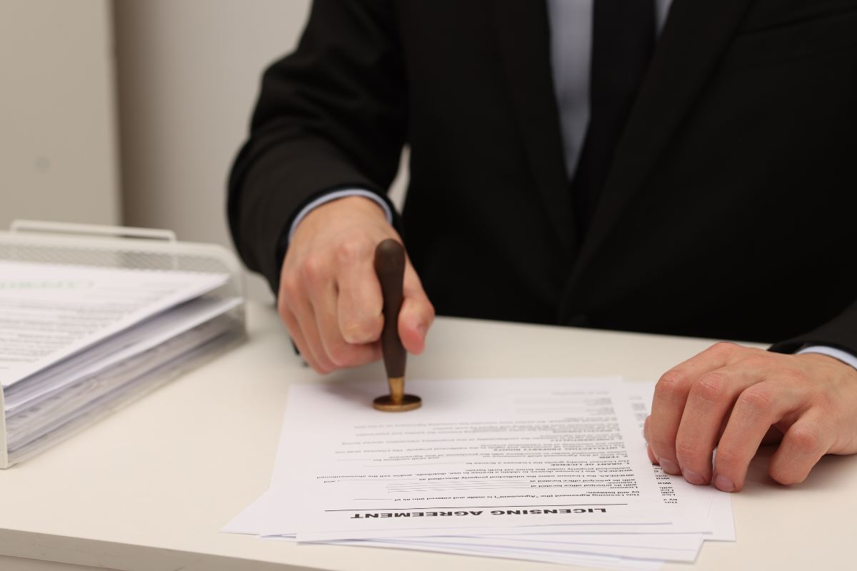 burocrate timbra documenti