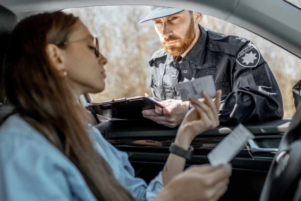 ragazza mostra patente poliziotto