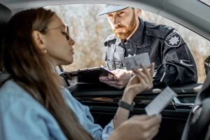 ragazza mostra patente poliziotto