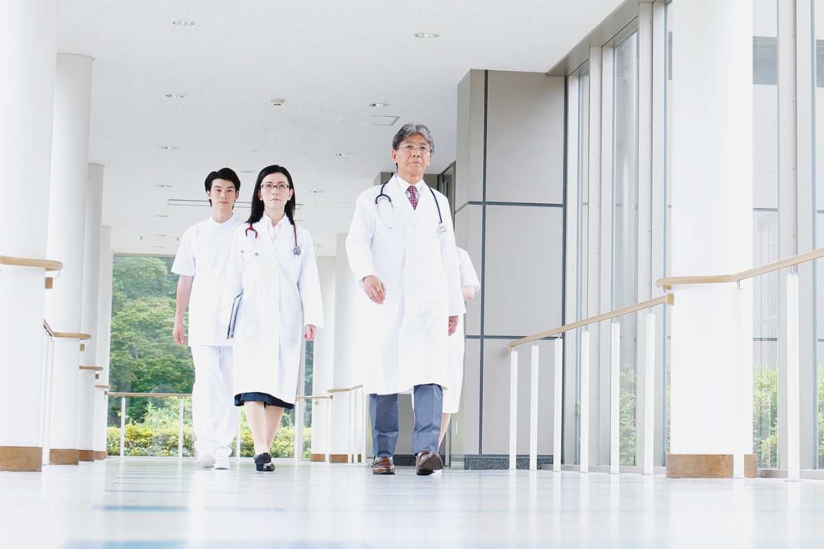 dottori che camminano in ospedale
