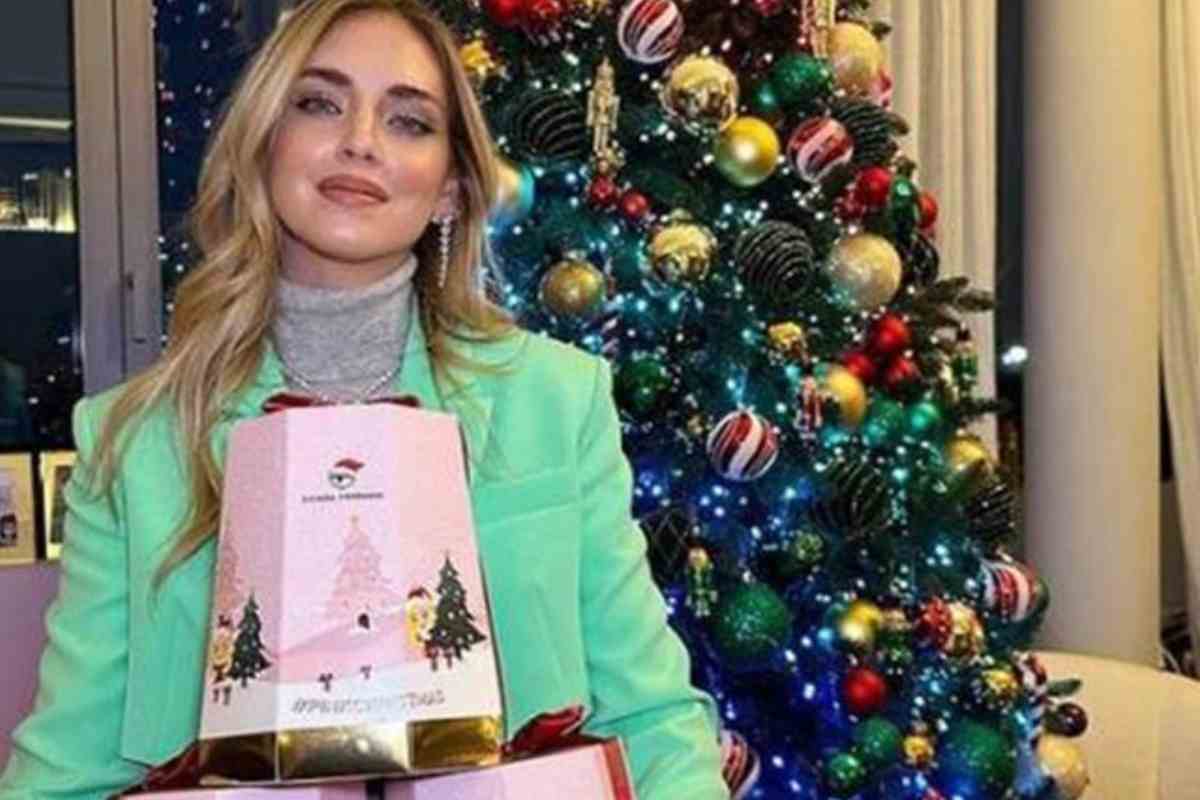 chiara ferragni con pandoro e albero di natale