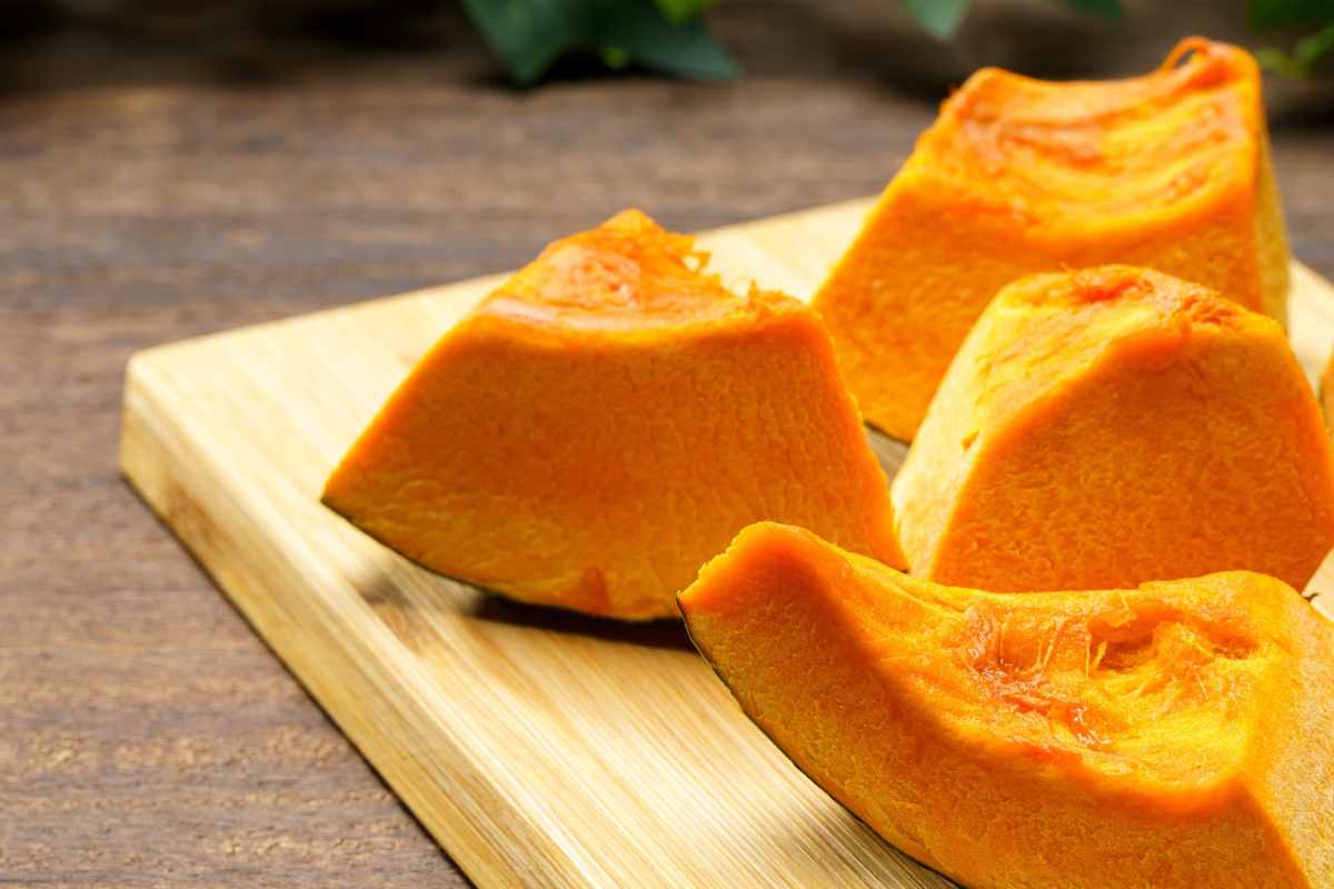 pezzi di zucca su tagliere