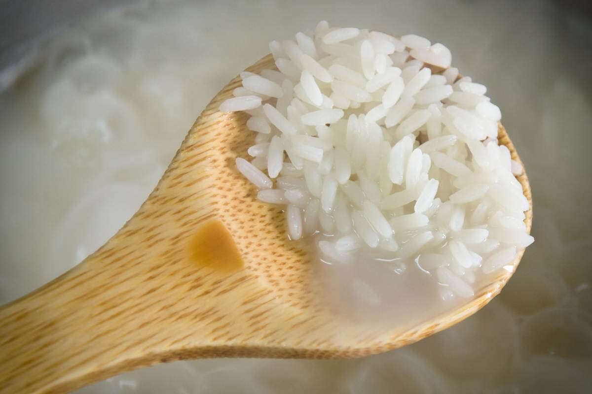 cucchiaio di legno con riso cotto