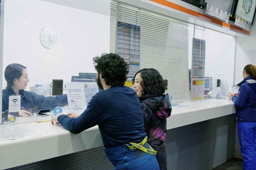 persone allo sportello di un ospedale